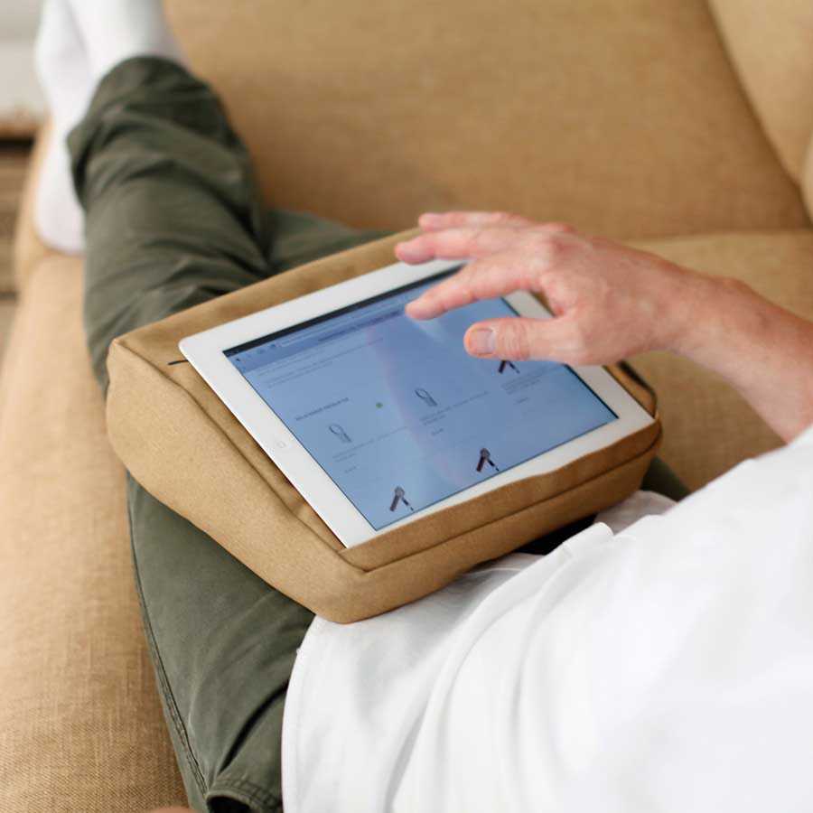 Tabletpillow 2 for iPad / tablet PC. One inner pocket Khaki brown/ Black. Cotton, silicone