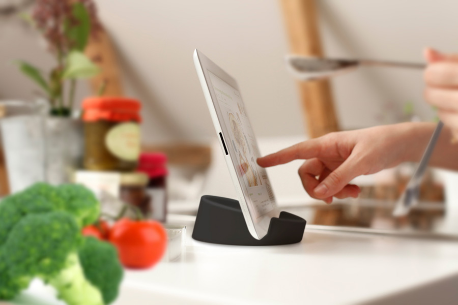 Kitchen Tablet Stand. Cookbook stand for iPad/tablet PC - Graphite Gray ø11,4 cm, 4,5 cm high. Silicone - 3